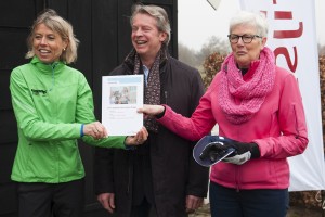 Opening Leijersweerbrug Rijssen 14 maart 2015 door Ingrid Prigge, gedeputeerde Gerrit-Jan Kok en Voorzitter wanderlverenigning HAnnie Hakvoort.